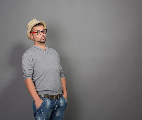 Άνθρωπος της μόδας hipster στο στούντιο — Φωτογραφία Αρχείου