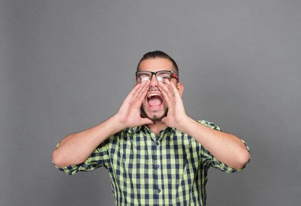 Modischer Hipster-Mann kreischt im Studio — Stockfoto