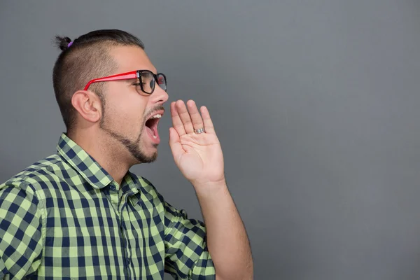 Fashionable hipster man screaming in studio — Stock Photo, Image