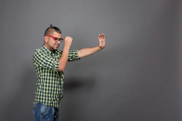 Μοντέρνα hipster άνθρωπος χρησιμοποιώντας ευφάνταστη σωλήνα στο στούντιο — Φωτογραφία Αρχείου