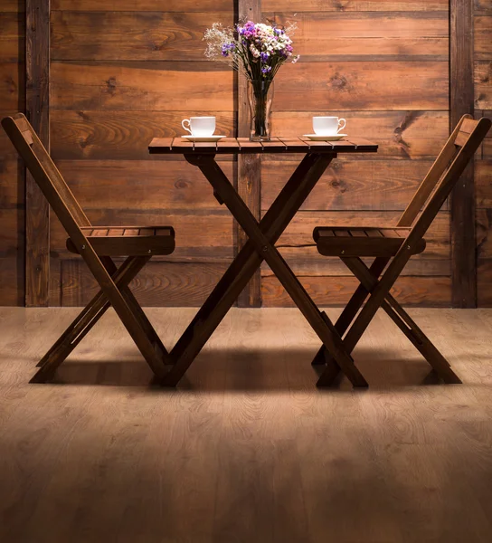 Atmosfera romântica em café de madeira — Fotografia de Stock