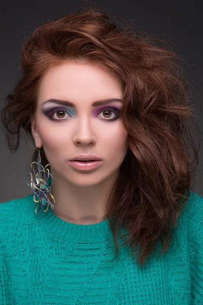 Hermosa joven con cabello castaño con maquillaje —  Fotos de Stock