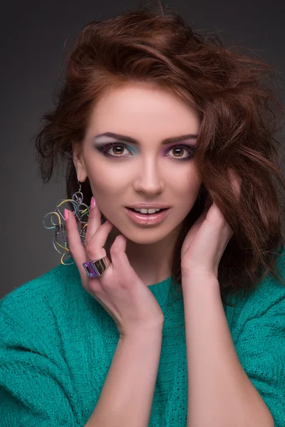 Hermosa joven con cabello castaño con maquillaje —  Fotos de Stock