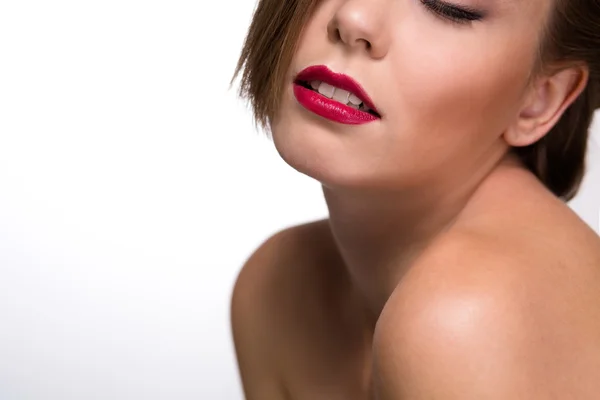 Belle femme aux lèvres rouges isolées sur blanc — Photo