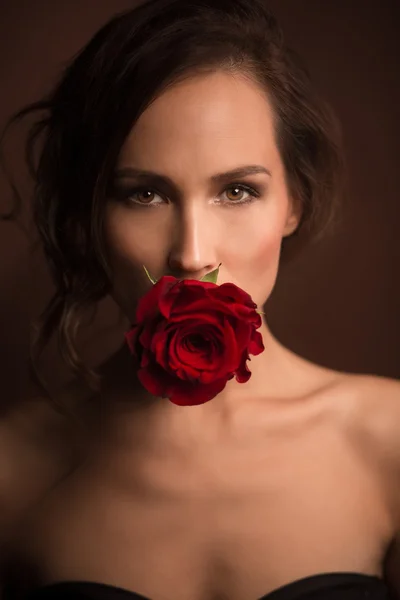 赤いバラとプロのモデルの少女の肖像画 — ストック写真