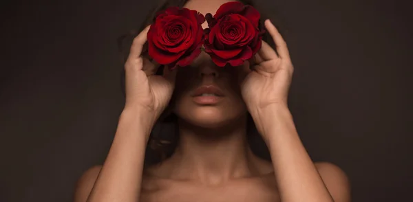 Arckép Profi modell lány piros rózsa — Stock Fotó