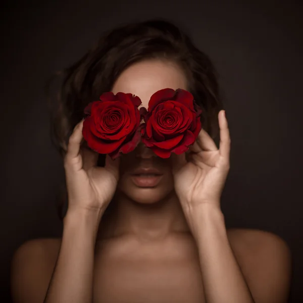 Porträtt av professionell modell flicka med röda rosor — Stockfoto