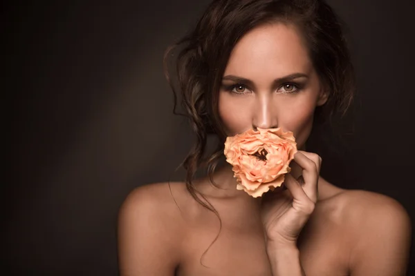 Portret van professioneel model meisje met oranje rose — Stockfoto