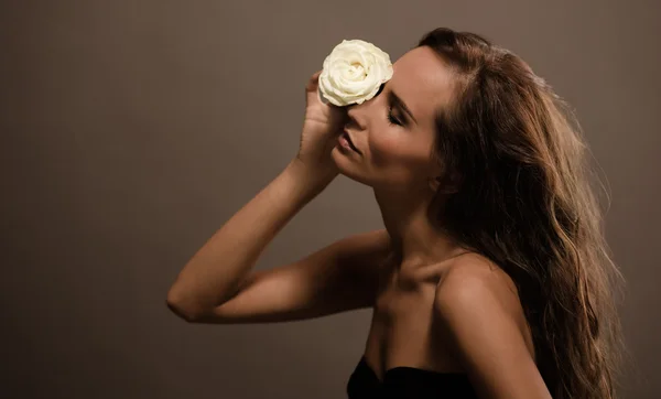 Όμορφη μόδας μοντέλο με λευκό τριαντάφυλλο — Φωτογραφία Αρχείου