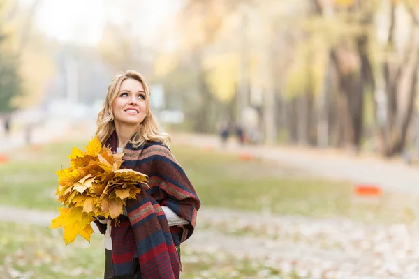 Donna bionda con bouquet da foglie d'acero — Foto Stock