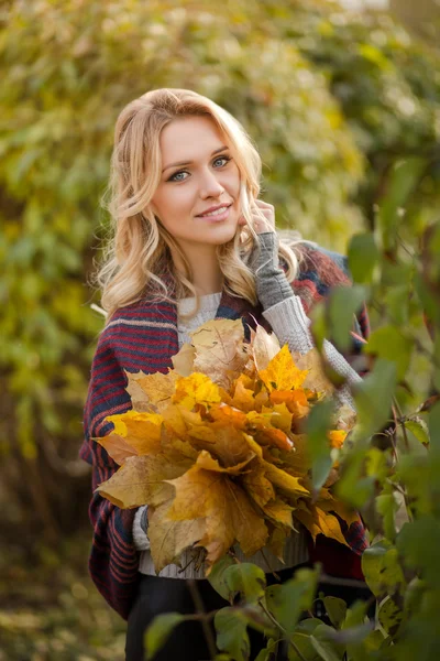 Donna bionda con bouquet da foglie d'acero — Foto Stock