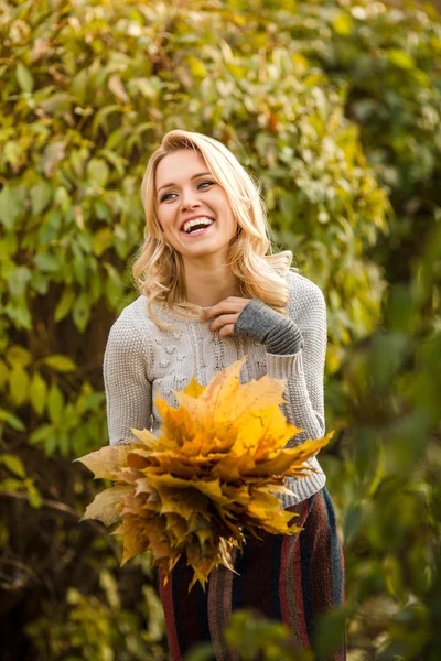 Donna bionda con bouquet da foglie d'acero — Foto Stock