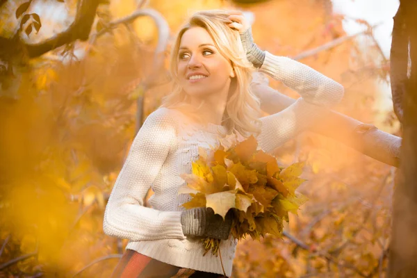 Donna bionda con bouquet da foglie d'acero — Foto Stock