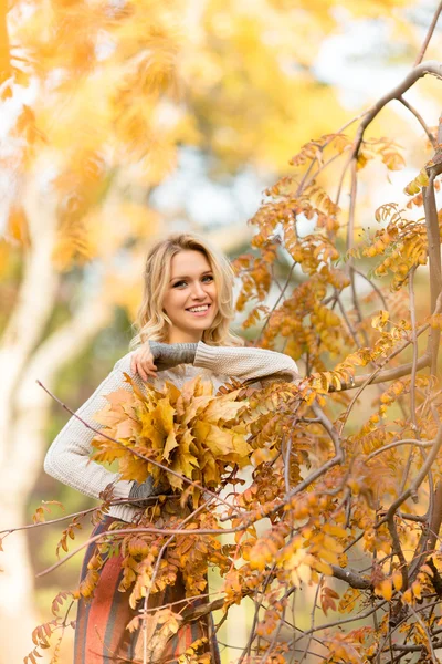 Donna bionda con bouquet da foglie d'acero — Foto Stock