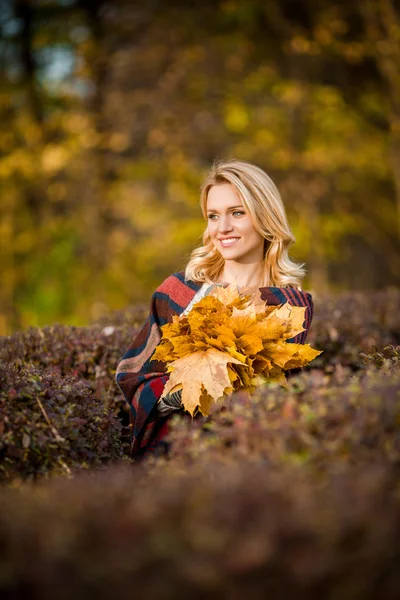 Donna bionda con bouquet da foglie d'acero — Foto Stock