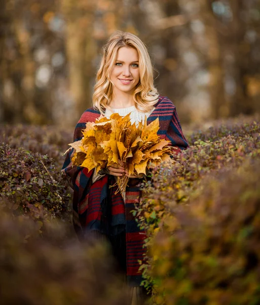 Donna bionda con bouquet da foglie d'acero — Foto Stock