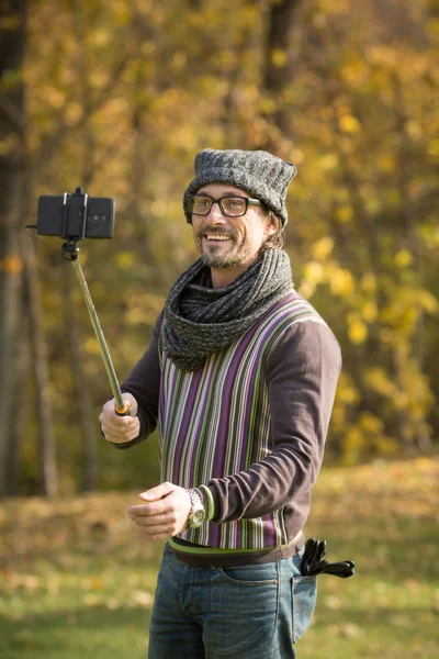 Hipster-Mann macht Selfies in der Natur — Stockfoto