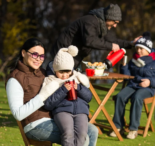 Fiatal család egy piknik — Stock Fotó