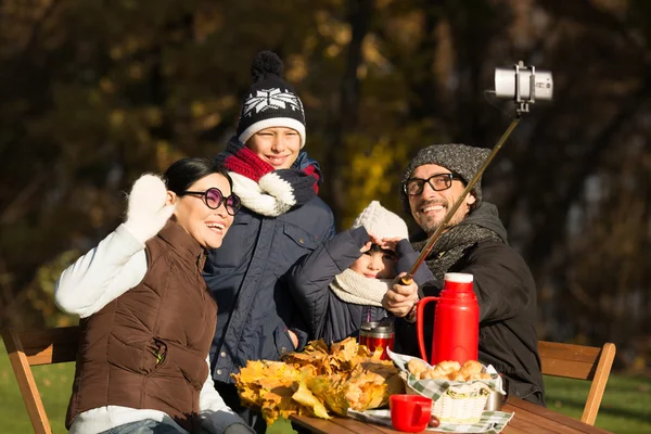 Young family on a picnic making selfies — ストック写真