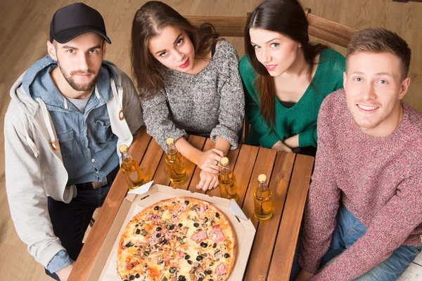 Amici felici che riposano in pizzeria — Foto Stock
