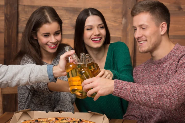 Amigos felices descansando con bebidas alcohólicas en la pizzería — Foto de Stock