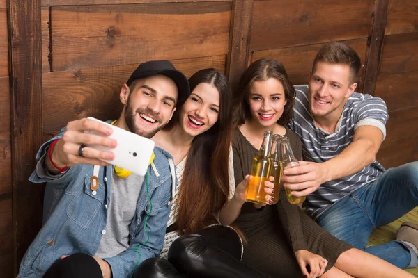 Felices amigos haciendo selfies y bebiendo cócteles —  Fotos de Stock