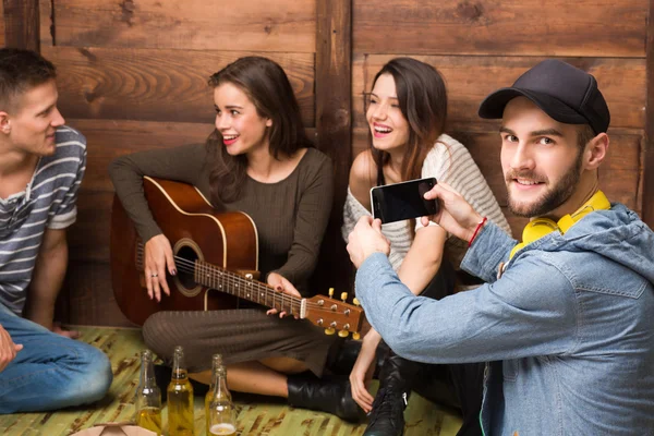 Happy friends spending their free time in good company — Stock Photo, Image