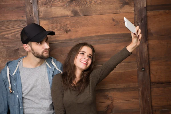 Happy vänner att göra selfies isolerad på trä bakgrund — Stockfoto