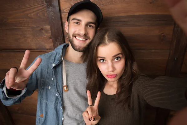 Amici felici fare selfie isolati su sfondo di legno — Foto Stock