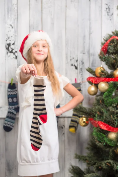 Adolescente chica mostrando calcetines de Navidad — Foto de Stock