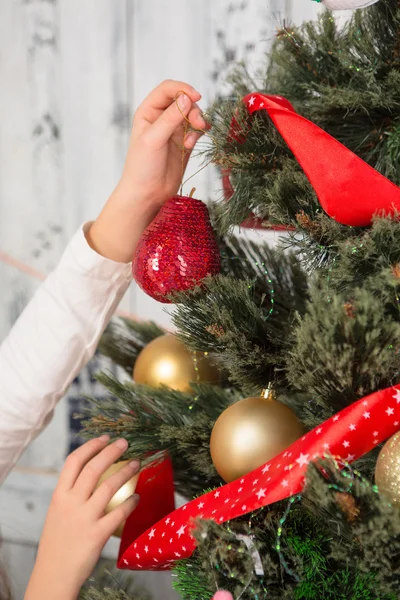 Dívka zdobení novoroční strom — Stock fotografie