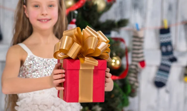 Teenage girl holding Christmas present — Stock Photo, Image