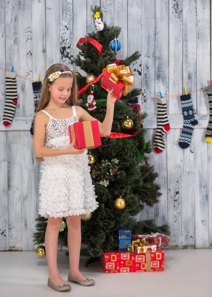 Teenage girl opening Christmas present — Stock Photo, Image