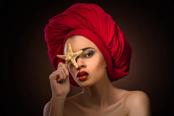 Beautiful girl with starfish — Stockfoto