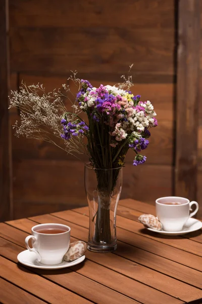 Две чашки чая на деревянном столе — стоковое фото