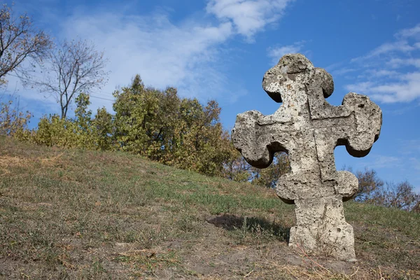 Altes orthodoxes Kreuz nahe der Kathedrale — Stockfoto