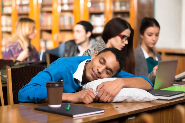 Hombre durmiendo durante lecciones o clases — Foto de Stock