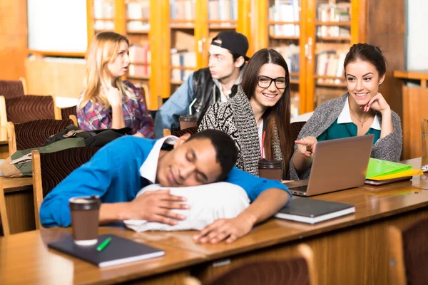 Uomo che dorme durante le lezioni o lezioni — Foto Stock