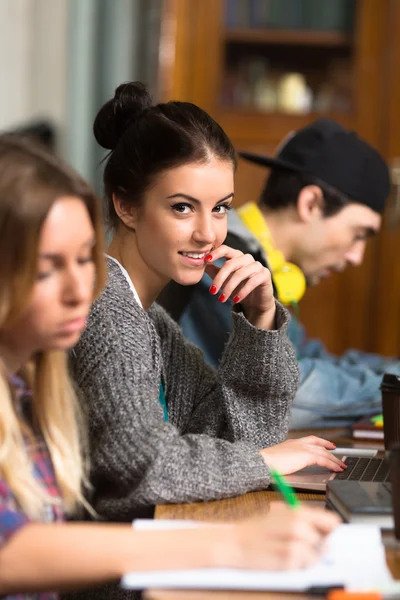 Ritratto ravvicinato degli studenti che lavorano in classe . — Foto Stock