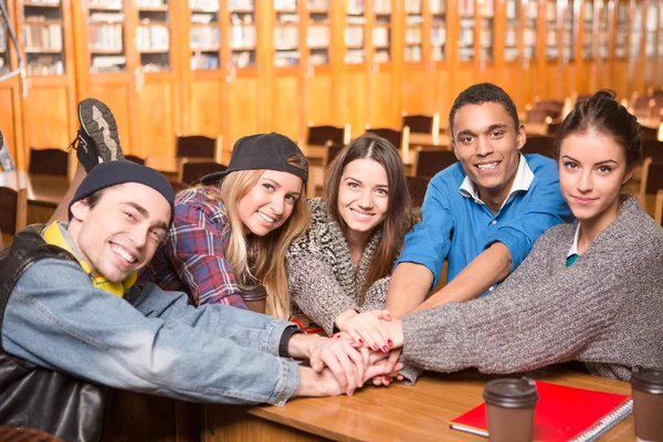 Estudantes mostrando trabalho em equipe — Fotografia de Stock