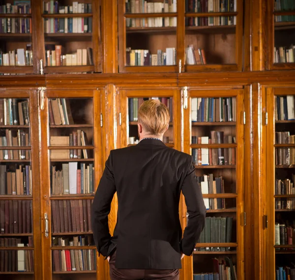 Insegnante o ricercatore in biblioteca — Foto Stock