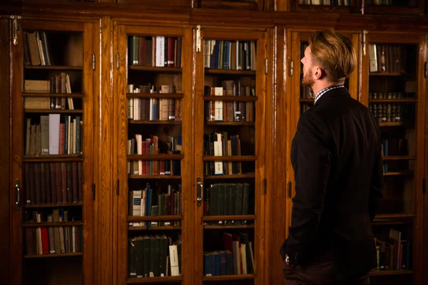 Profesor o investigador en la biblioteca —  Fotos de Stock