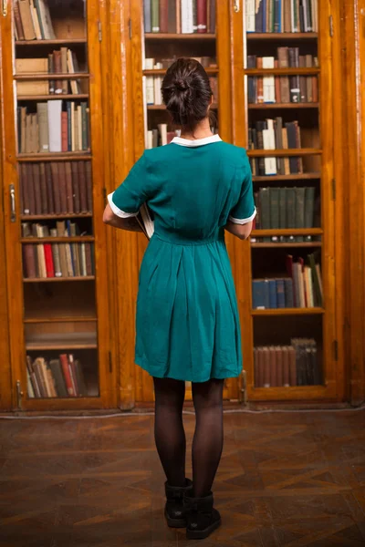Κυρία φοιτητής στη βιβλιοθήκη — Φωτογραφία Αρχείου
