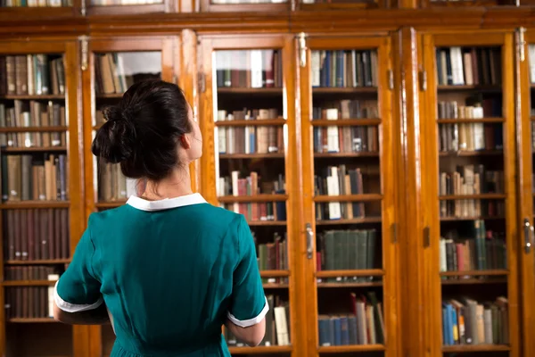 Студентка в библиотеке — стоковое фото
