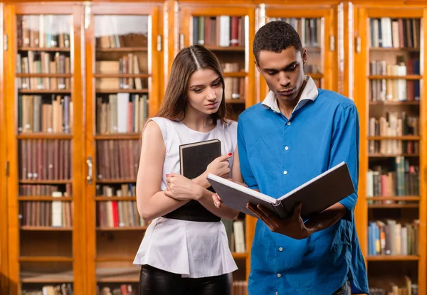 Два студента в библиотеке — стоковое фото