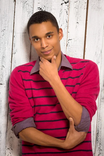 Joven guapo en el estudio — Foto de Stock