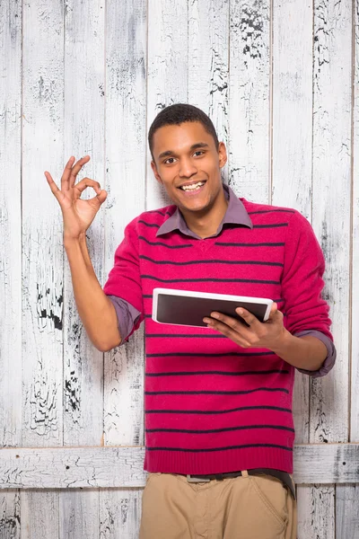 Joven guapo con tableta PC —  Fotos de Stock