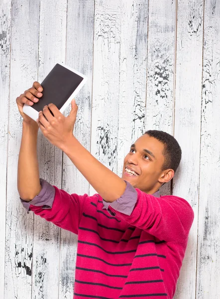 Schöner junger Mann macht Selfies — Stockfoto