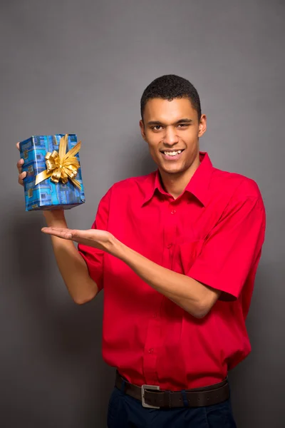 Joven guapo posando con un regalo —  Fotos de Stock