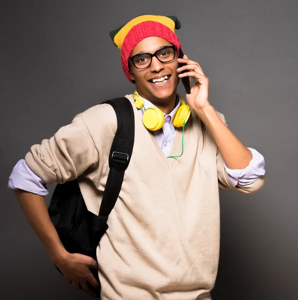 Braziliaanse student hipster praten over mobiele telefoon — Stockfoto